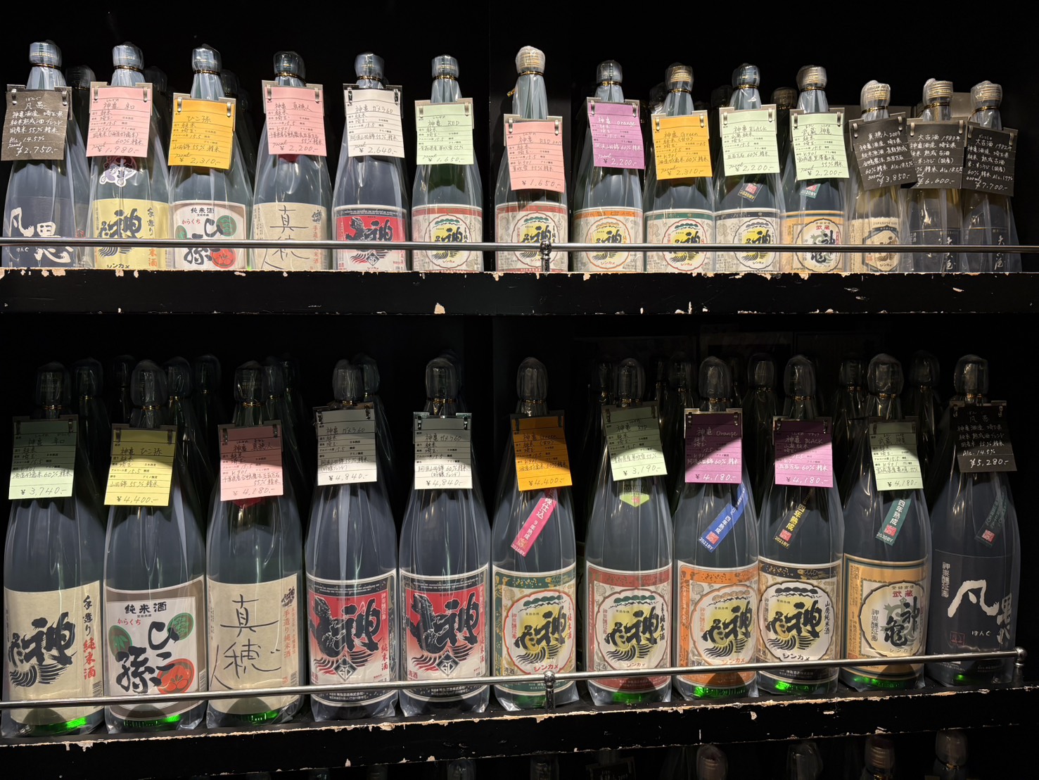 純米酒・本格焼酎 ニシザワ 店内の陳列棚